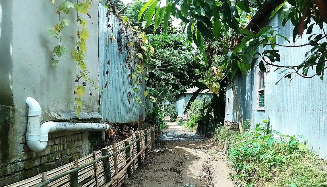 সিরাজগঞ্জে সরকারি সড়কের আঙ্গিনা  দখল করে স্থাপনা নির্মাণের অভিযোগ