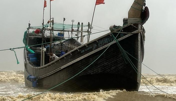 উত্তাল বঙ্গোপসাগরে ৮ ট্রলারডুবি, চার জেলের লাশ উদ্ধার