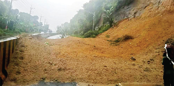 চট্টগ্রামে পাহাড় ধসে বন্ধ বায়েজিদ লিংক রোড