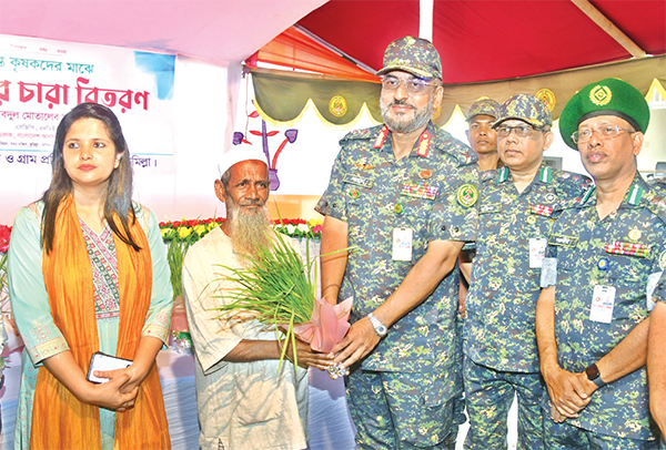 আনসার মহাপরিচালকের আমন ধানের চারা বিতরণ