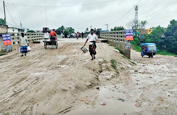 সেতুতে সড়ক সংযোগ না করেই লাপাত্তা ঠিকাদার