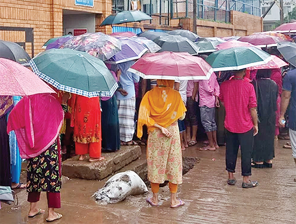 সাভারে শ্রমিক বিক্ষোভের পর ২০টি কারখানা বন্ধ