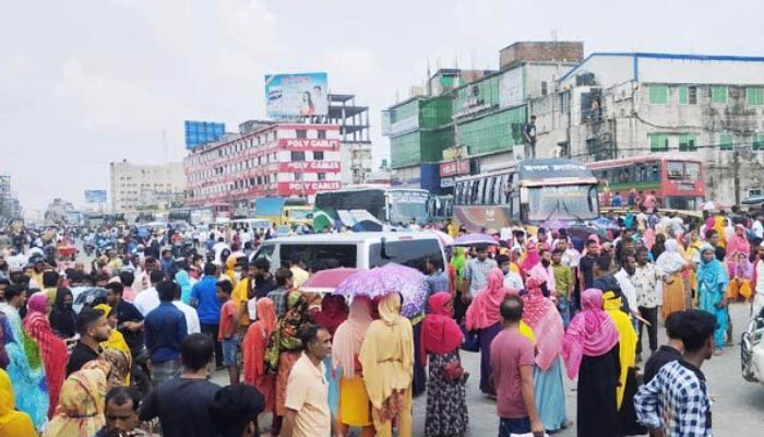 গাজীপুরে সড়ক অবরোধ করে কারখানা শ্রমিকদের বিক্ষোভ