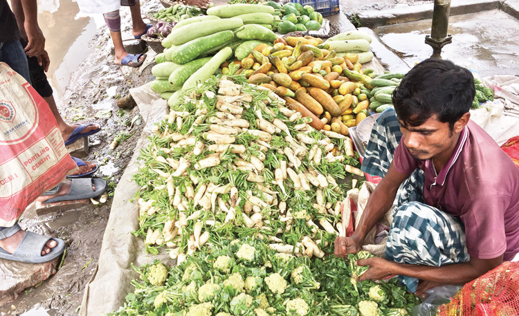 কাঁচা বাজারের দামে দিশাহারা নিম্নআয়ের মানুষ