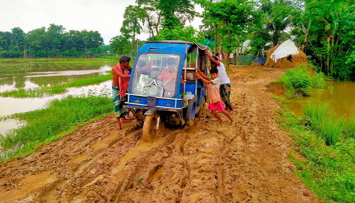 হালুয়াঘাটে রাস্তার বেহাল দশা, চরম দুর্ভোগ