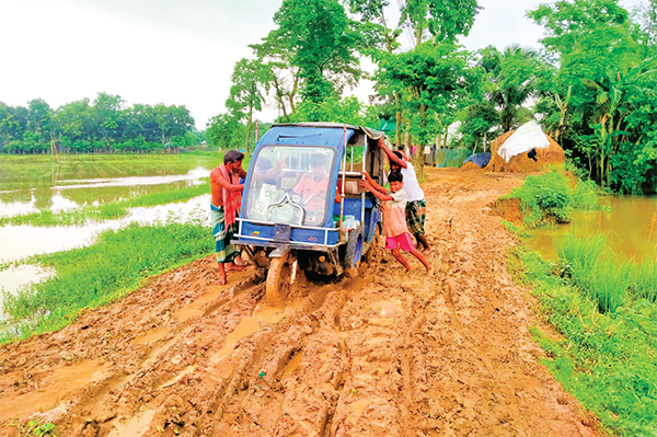 হালুয়াঘাটে সড়কের বেহাল দশা, চরম দুর্ভোগ