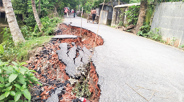 প্রকল্পের কাজ শেষ না হতেই সড়কে ধস