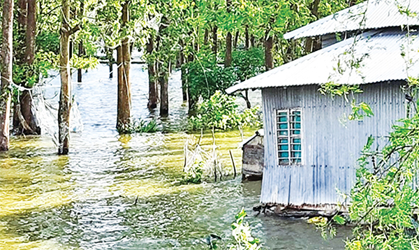 বেড়িবাঁধ না থাকায় ঝুঁকিতে অর্ধলাখ মানুষ