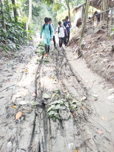 সড়ক সংস্কার না হওয়ায় জনদুর্ভোগ