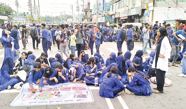 দুই শিক্ষকসহ অধ্যক্ষের পদত্যাগ দাবি