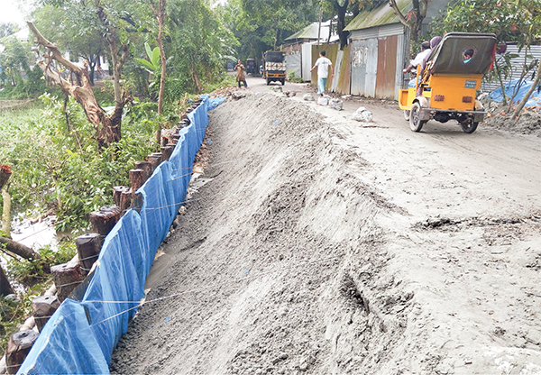 ধসে পড়া সড়কের মেরামত শুরু হওয়ায় স্বস্তি