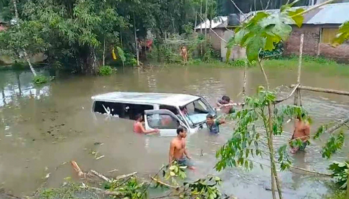 ভোলায় মাইক্রোবাস-অটোরিকশা মুখোমুখি সংঘর্ষ, আহত ৫