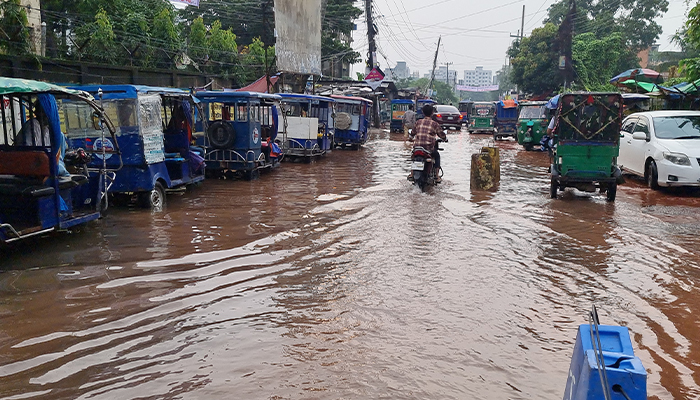 নোয়াখালীতে ভারী বৃষ্টিপাতে পানিবন্দি লাখ লাখ পরিবার