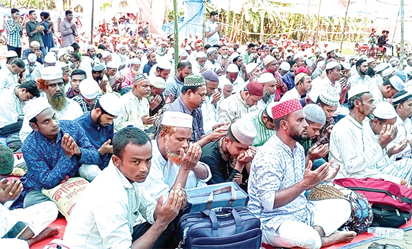 আখেরি মোনাজাতে শেষ হলো জেলা ইজতেমা