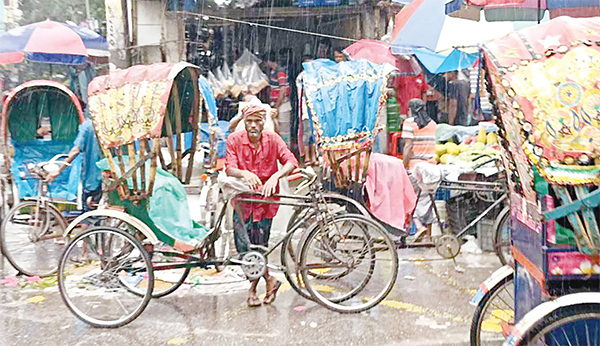 ঝুম বৃষ্টিতে অসহায় ছিন্নমূল