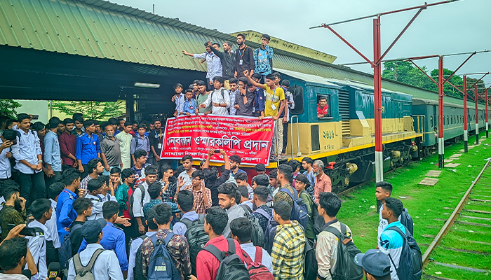 রংপুর রেলওয়ের অনিয়ম-দুর্নীতির প্রতিবাদে রেলপথ অবরোধ