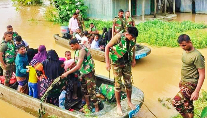 হালুয়াঘাটে বন্যায় চলছে সেনাবাহিনীর উদ্ধার কার্যক্রম