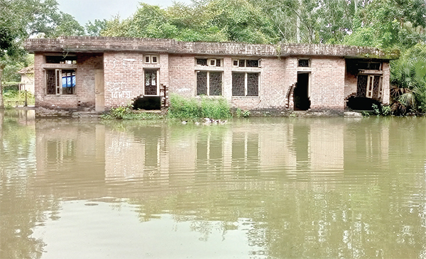 নারায়নপাড়া উপ-স্বাস্থ্যকেন্দ্রের সামনে হাঁটুপানি