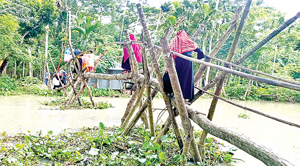 সেতুর অভাবে দীর্ঘ ১৫ বছর দুর্ভোগে তিন গ্রামের মানুষ