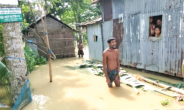 ময়মনসিংহে পানিবন্দি পরিবারে খাবার সংকট