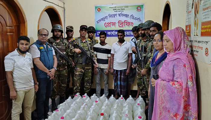 চুয়াডাঙ্গায় ৭২৪ লিটার রেকটিফাই স্পিরিটসহ আটক ৩