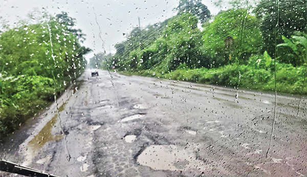 খানাখন্দে কুষ্টিয়া-ঝিনাইদহ সড়ক বেহাল