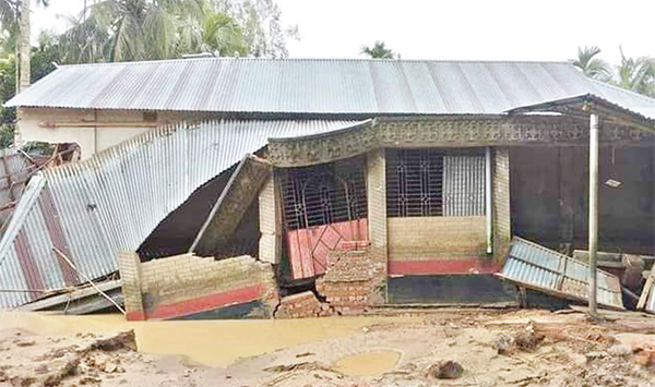 কমছে পানি, বাড়ছে দুর্ভোগ