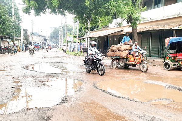 ১২ বছরেও সংস্কার হয়নি ৩৩০ মিটার সড়ক