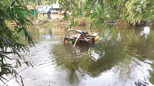 খাল থেকে অবৈধভাবে বালু উত্তোলনের অভিযোগ