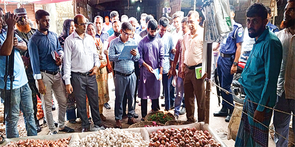 সাতক্ষীরায় নিত্যপণ্যের বাজারে টাস্কফোর্সের অভিযান