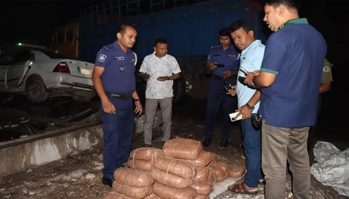 নাটোরে দুর্ঘটনা কবলে পড়া প্রাইভেট কারে মিলল ৬০ কেজি গাঁজা