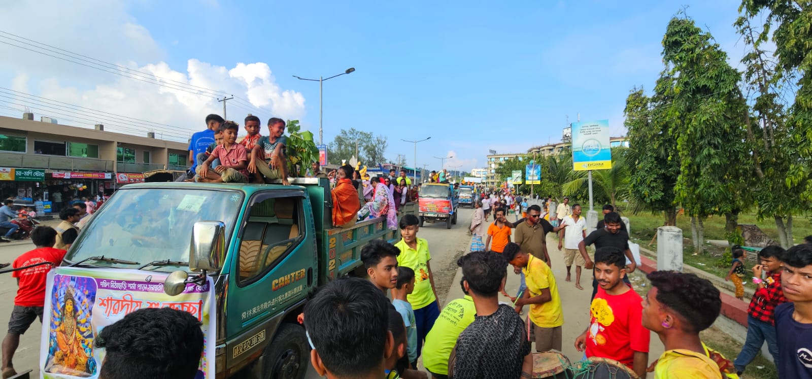 ট্রাকে ট্রাকে আসছে প্রতিমা, সমুদ্র সৈকতে লাখো মানুষের মিলনমেলা