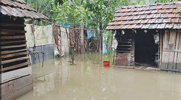 দুই মাস ধরে পানিবন্দি লক্ষাধিক মানুষ