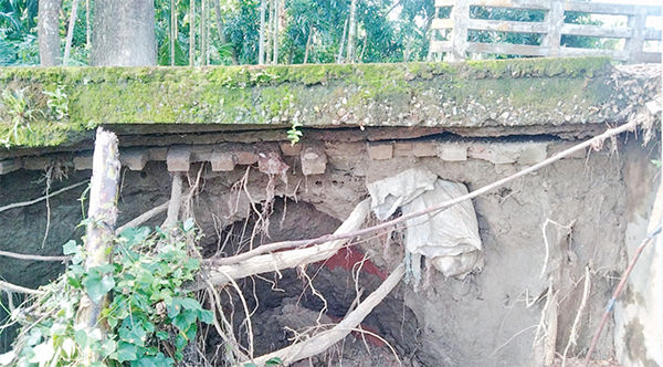 সড়কের নিচে বিশাল গর্ত দুর্ঘটনার আশঙ্কা