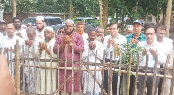 আবু সাঈদের কবর জিয়ারত করেছেন দুই সচিব