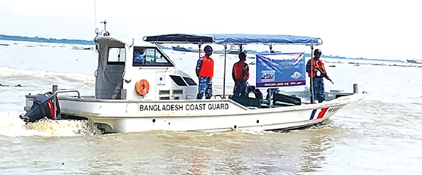 জেলে ও মৎস্য ব্যবসায়ীদের জনসচেতনতা বৃদ্ধিতে কাজ করছে বাংলাদেশ কোস্ট গার্ড