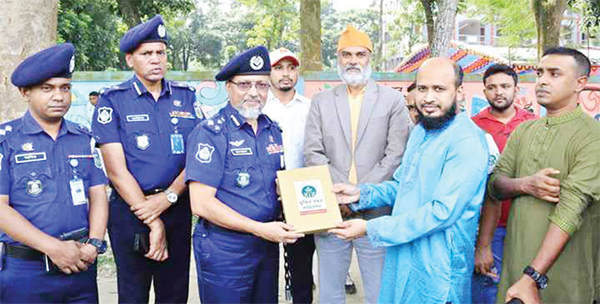 চিত্রাঙ্কন প্রতিযোগিতায় বিজয়ীদের পুরস্কার বিতরণ