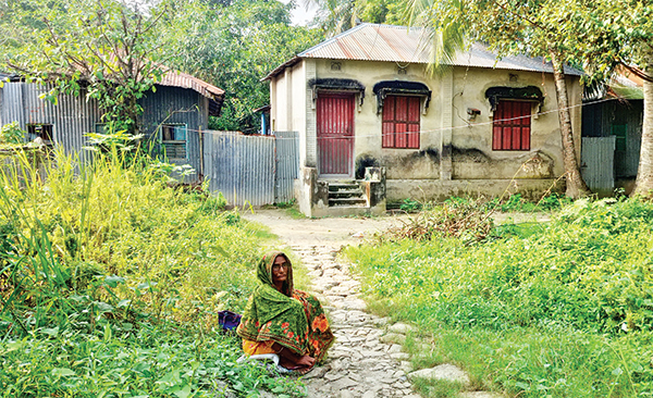 বৃদ্ধা মাকে বাড়ি থেকে বের করে দিয়েছে ছেলে