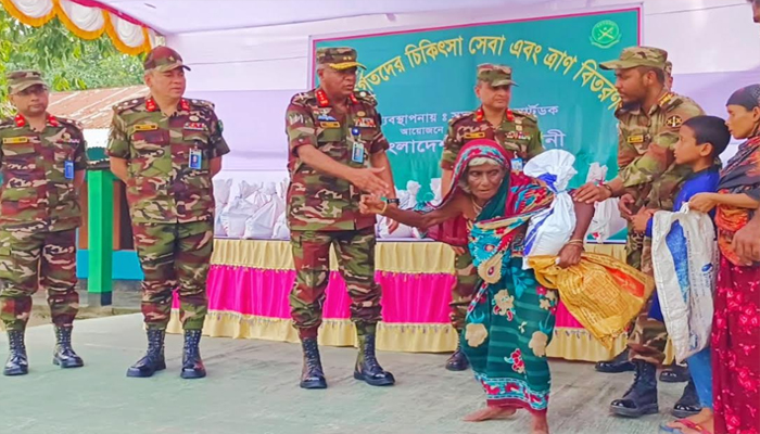 হালুয়াঘাটে বন্যার্তদের সহযোগীতায় সেনাবাহিনী