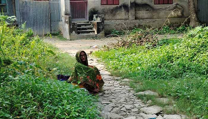 সাঁথিয়ায় বৃদ্ধা মাকে ঘরছাড়া করলো ছেলে