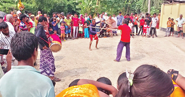 ক্ষেতলালে ঐতিহ্যবাহী লাঠিখেলা অনুষ্ঠিত