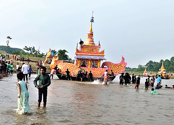 আকাশে উড়লো ফানুস, বাঁকখালী নদীতে ভাসলো ‘কল্প জাহাজ’