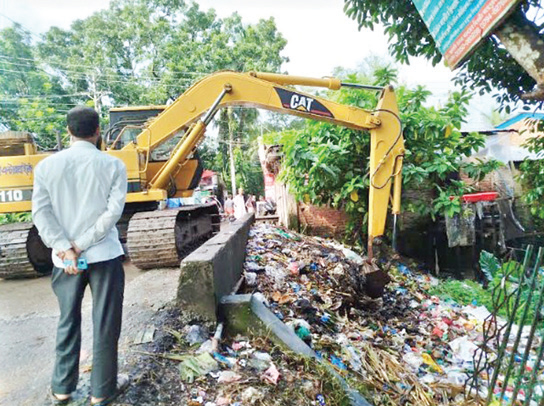 পীরতলা খালের ময়লা অপসারণ শুরু