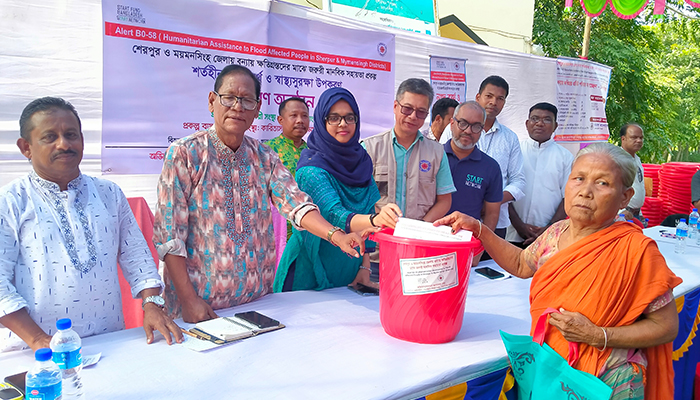 হালুয়াঘাটে বন্যায় ক্ষতিগ্রস্তদের মাঝে নগদ অর্থ বিতরণ