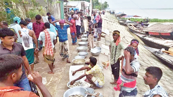 মৌসুমে শতকোটি টাকার মাছ বিক্রি হয় পদ্মাপাড়ে