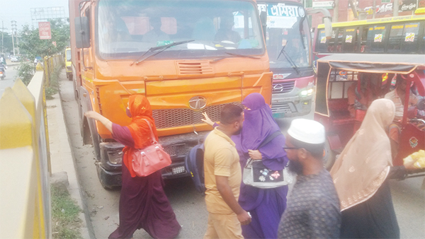 ফুটওভার ব্রিজ না থাকায় বাড়ছে দুর্ঘটনা