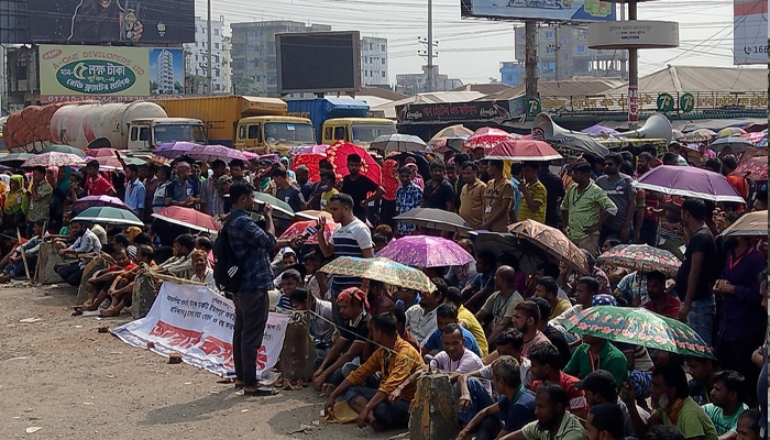 সাভারে শ্রমিকদের মহাসড়ক অবরোধ, দীর্ঘ যানজট