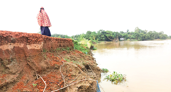 গোমতীর বাঁধ ভেঙে ৯ গ্রামবাসীর ভোগান্তি