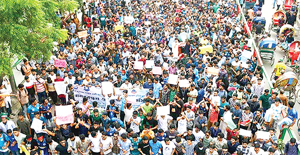 ২৪ ঘণ্টার আল্টিমেটামে সড়ক ছাড়লেন ৭ কলেজ শিক্ষার্থীরা