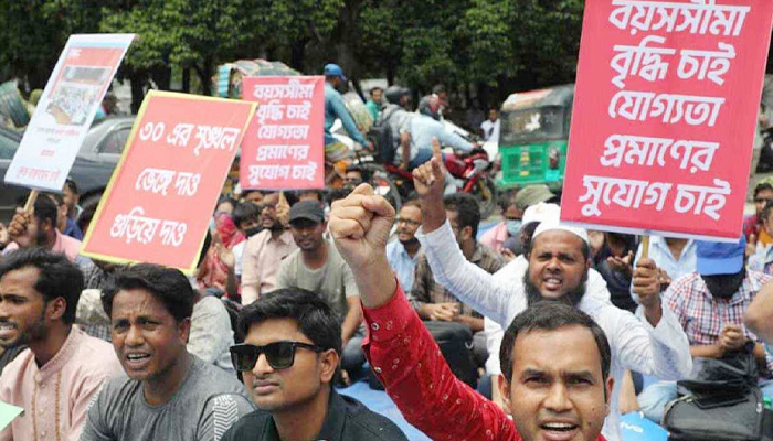 সরকারি চাকরিতে আবেদনের বয়সসীমা ৩২ বছর